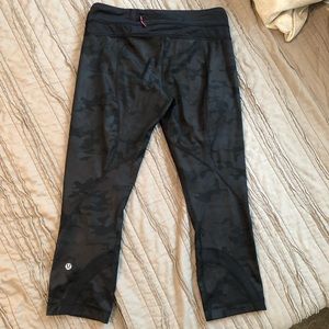 lululemon athletica Pants - Camo Lululemon Run Crop (6) lululemon athletica Pants - Camo Lululemon Run Crop (6)